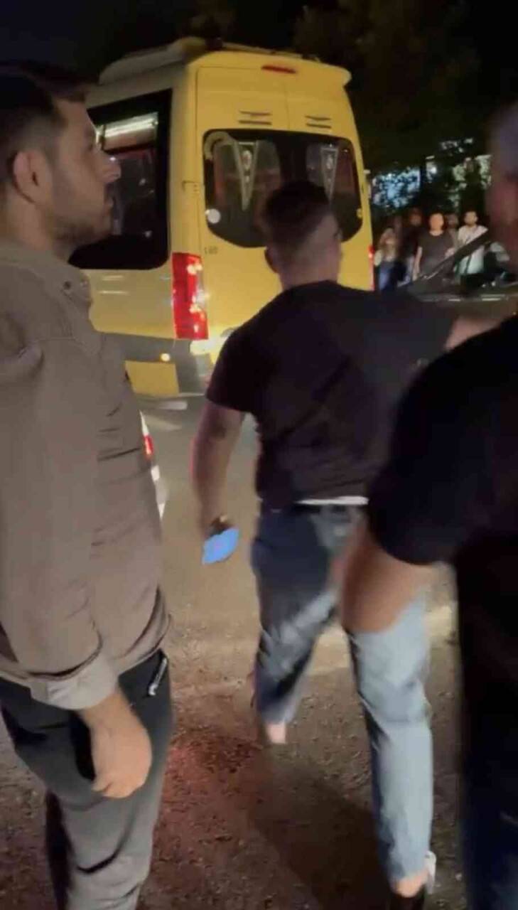 Minibüs sürücüsü kamyon şoförünü önce darp etti, sonra gasp etti