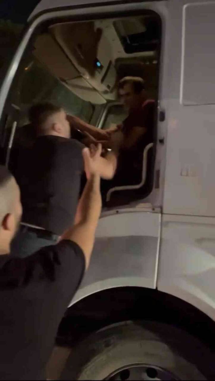 Minibüs sürücüsü kamyon şoförünü önce darp etti, sonra gasp etti
