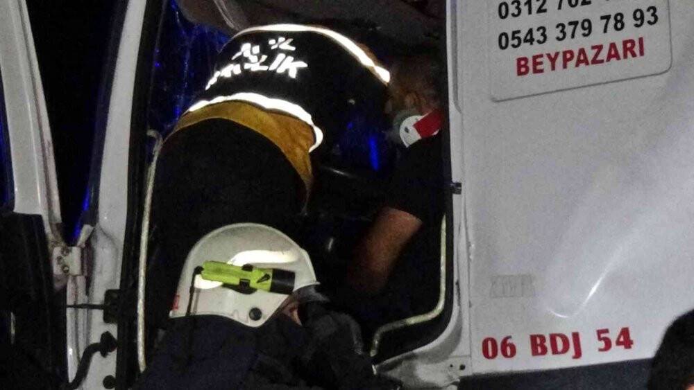 Otoyolda tıra çarpan sürücü araçta sıkıştı, ekipler seferber oldu