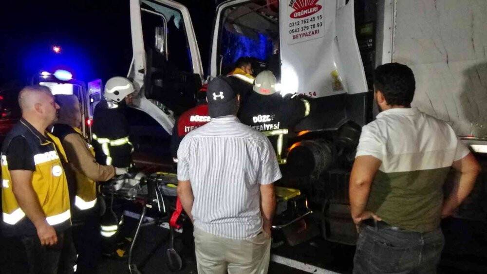 Otoyolda tıra çarpan sürücü araçta sıkıştı, ekipler seferber oldu