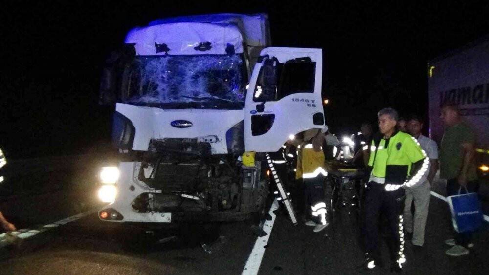 Otoyolda tıra çarpan sürücü araçta sıkıştı, ekipler seferber oldu
