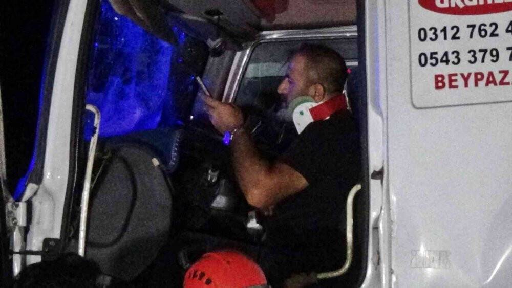 Otoyolda tıra çarpan sürücü araçta sıkıştı, ekipler seferber oldu