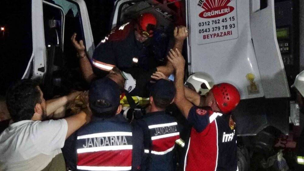 Otoyolda tıra çarpan sürücü araçta sıkıştı, ekipler seferber oldu