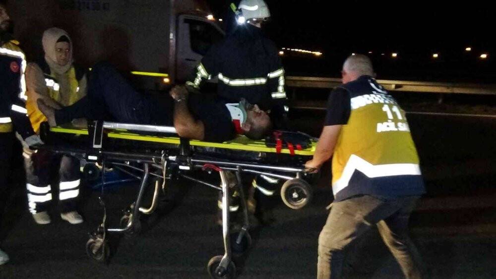 Otoyolda tıra çarpan sürücü araçta sıkıştı, ekipler seferber oldu