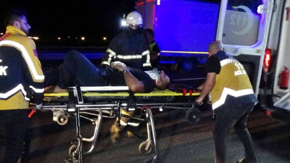 Otoyolda tıra çarpan sürücü araçta sıkıştı, ekipler seferber oldu