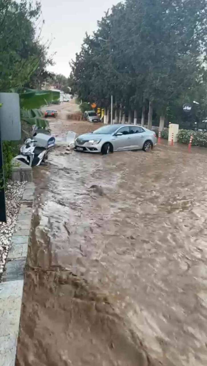 Su hattı patladı, cadde göle döndü, esnaf isyan etti