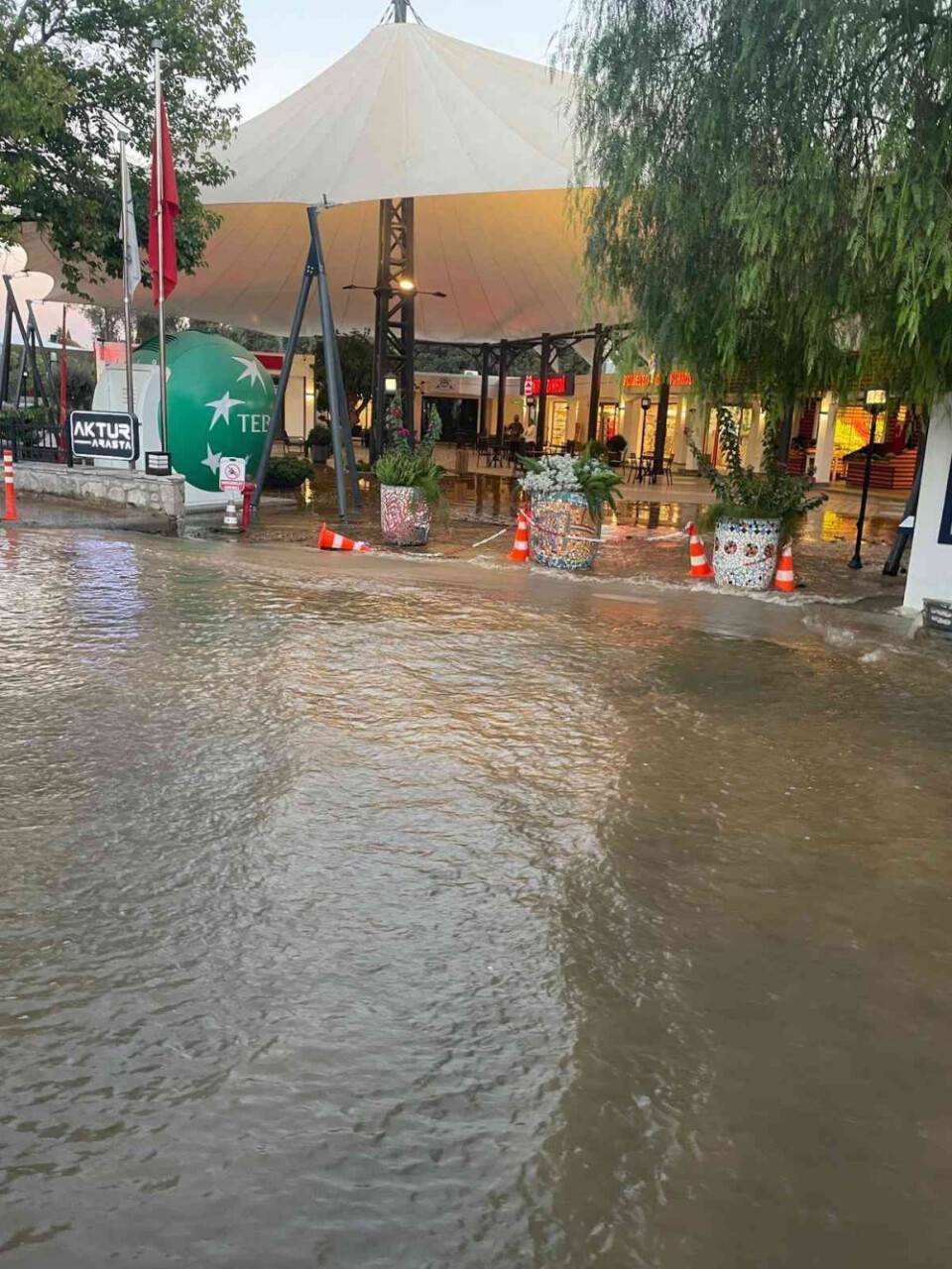 Su hattı patladı, cadde göle döndü, esnaf isyan etti