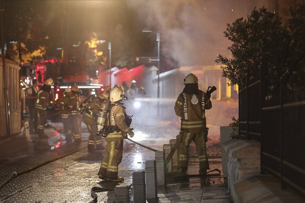 aa-20220919-28935595-28935585-zeytinburnunda-tarihi-merkez-efendi-firini-cikan-yanginda-alev-alev-yandi.jpg