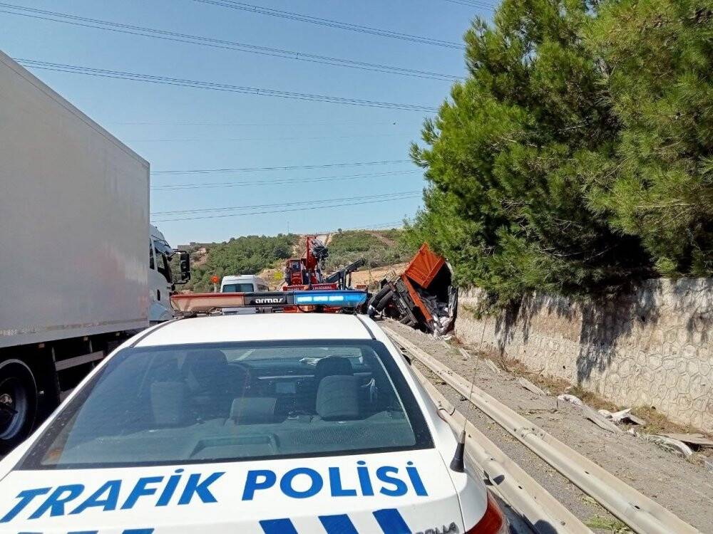 Freni boşalan kamyon, devrilip sürüklendi