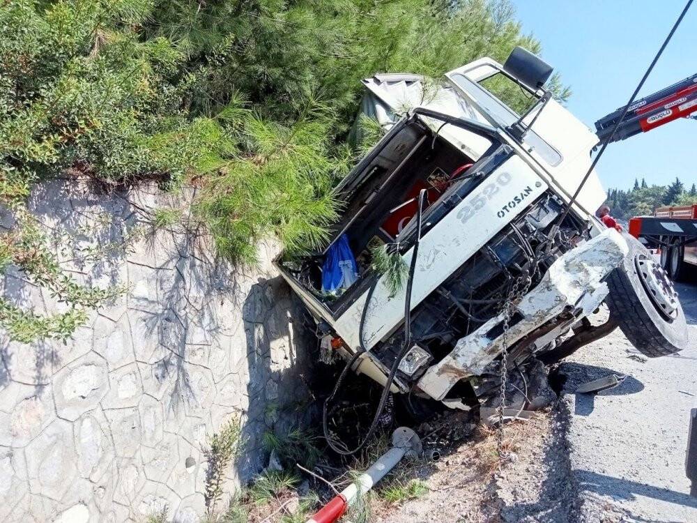 Freni boşalan kamyon, devrilip sürüklendi