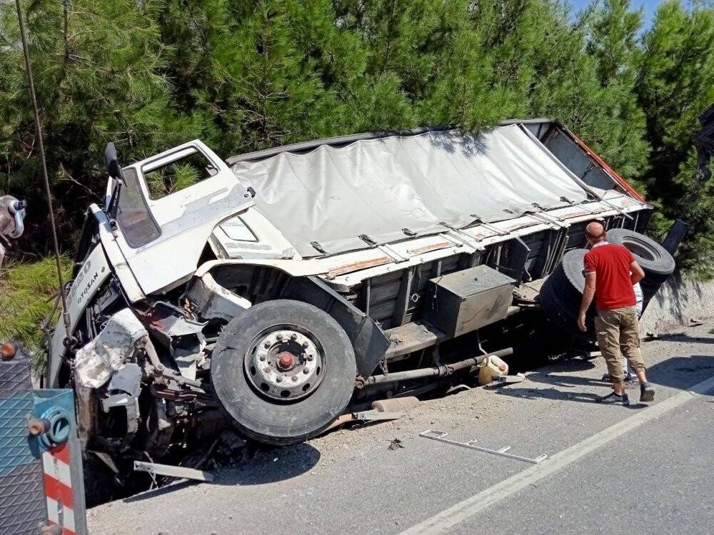 Freni boşalan kamyon, devrilip sürüklendi