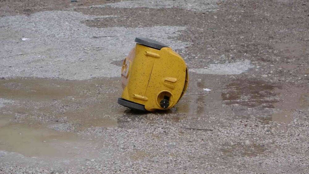 Sinir krizi geçiren kadın evinin balkonunu yaktı, camları kırıp eline ne geçtiyse sokağa fırlattı