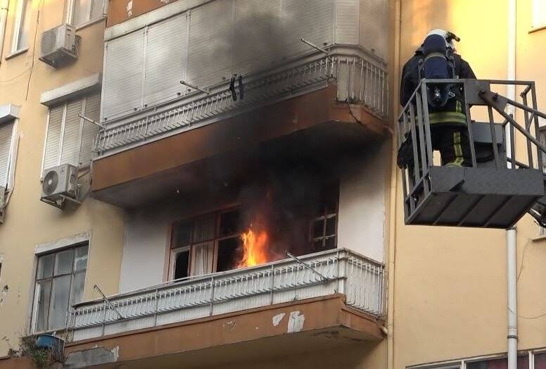 Sinir krizi geçiren kadın evinin balkonunu yaktı, camları kırıp eline ne geçtiyse sokağa fırlattı