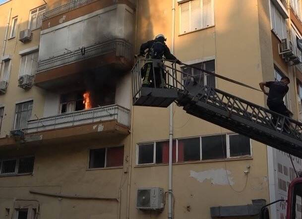 Sinir krizi geçiren kadın evinin balkonunu yaktı, camları kırıp eline ne geçtiyse sokağa fırlattı