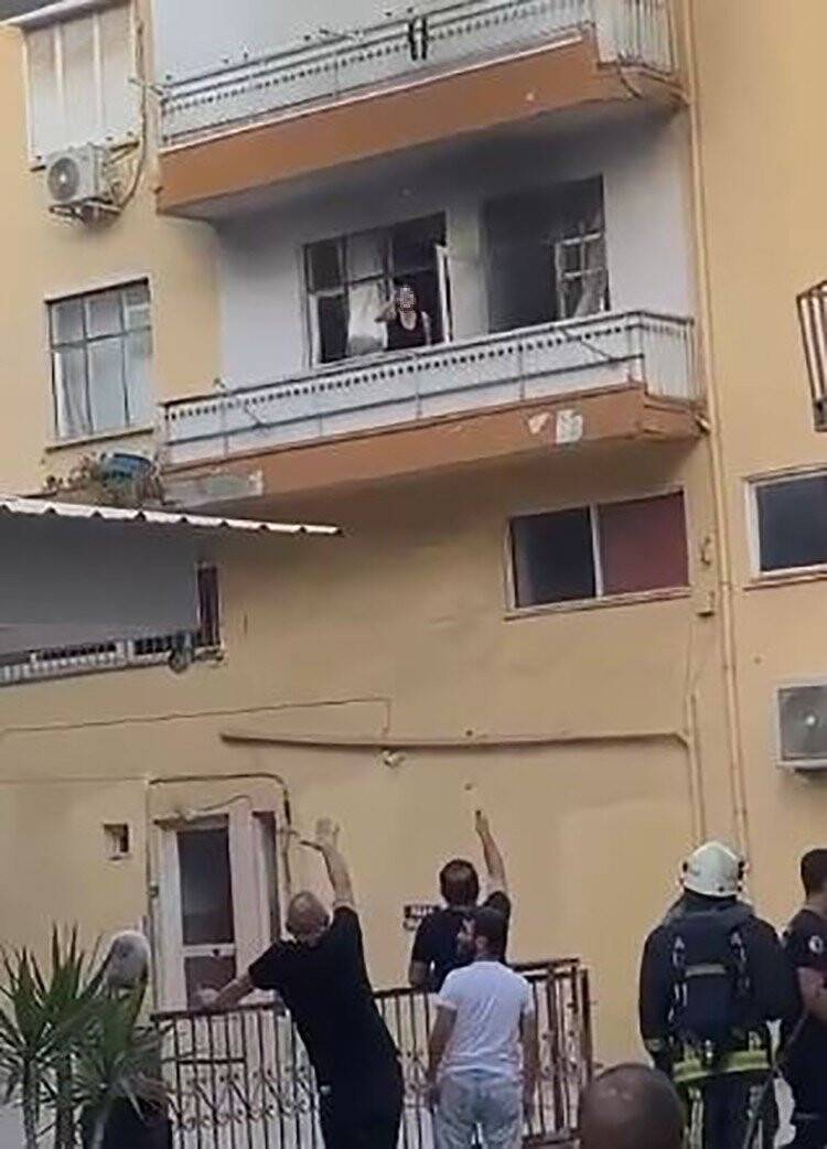 Sinir krizi geçiren kadın evinin balkonunu yaktı, camları kırıp eline ne geçtiyse sokağa fırlattı