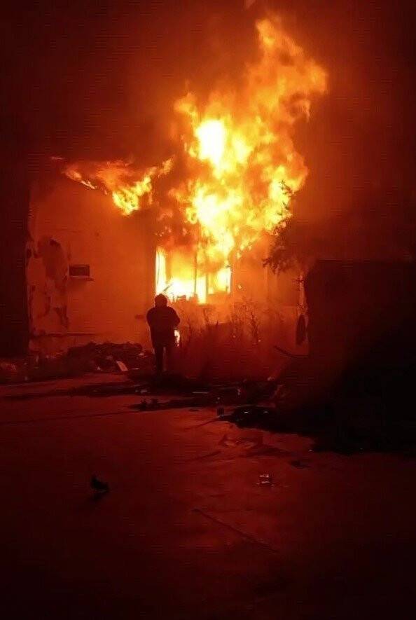 Suluova’da kullanılmayan akaryakıt istasyonunda yangın çıktı