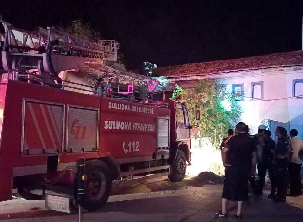 Suluova’da kullanılmayan akaryakıt istasyonunda yangın çıktı