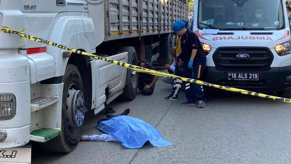 Tır altında kalan babalarını görünce yıkıldılar