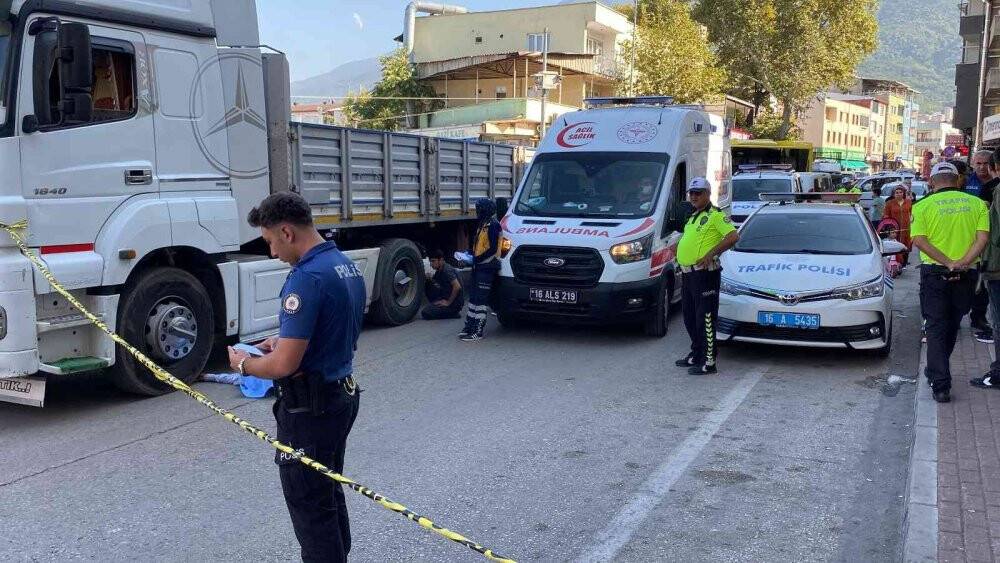 Tır altında kalan babalarını görünce yıkıldılar