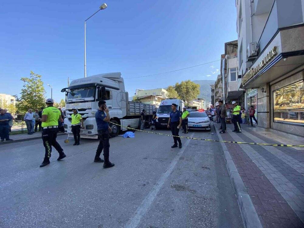 Tır altında kalan babalarını görünce yıkıldılar