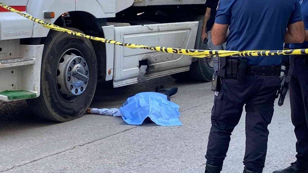 Tır altında kalan babalarını görünce yıkıldılar