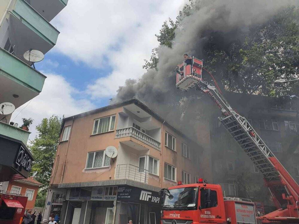 Apartmanın çatı katında yangın