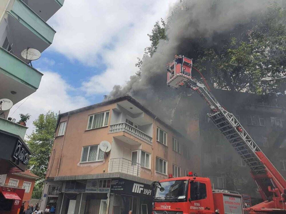 Apartmanın çatı katında yangın