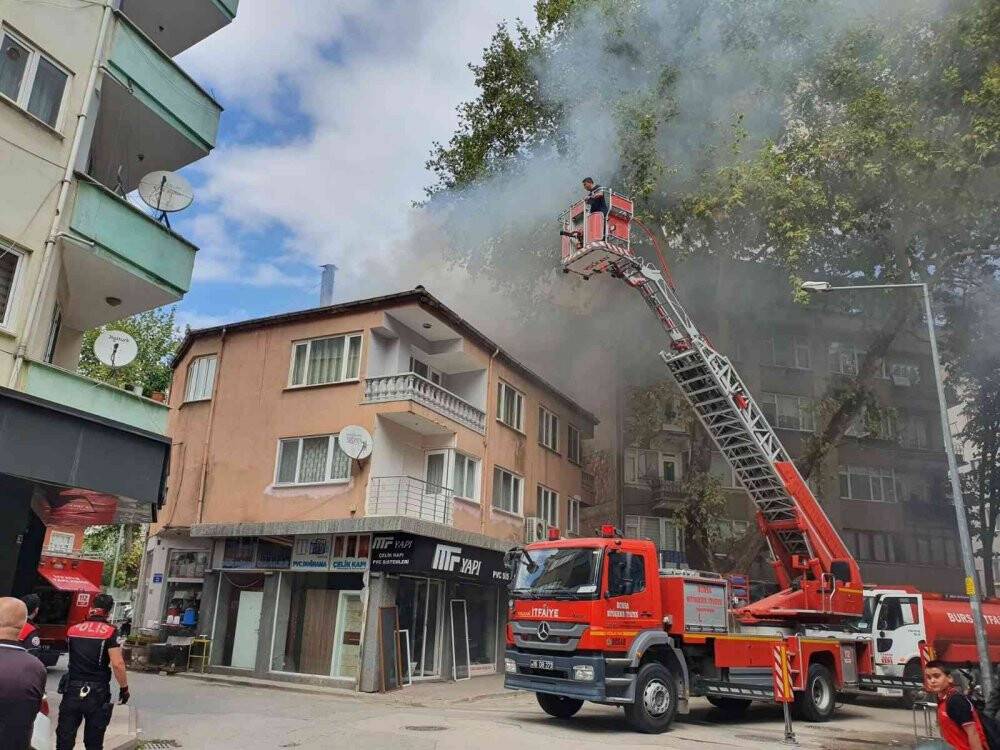 Apartmanın çatı katında yangın
