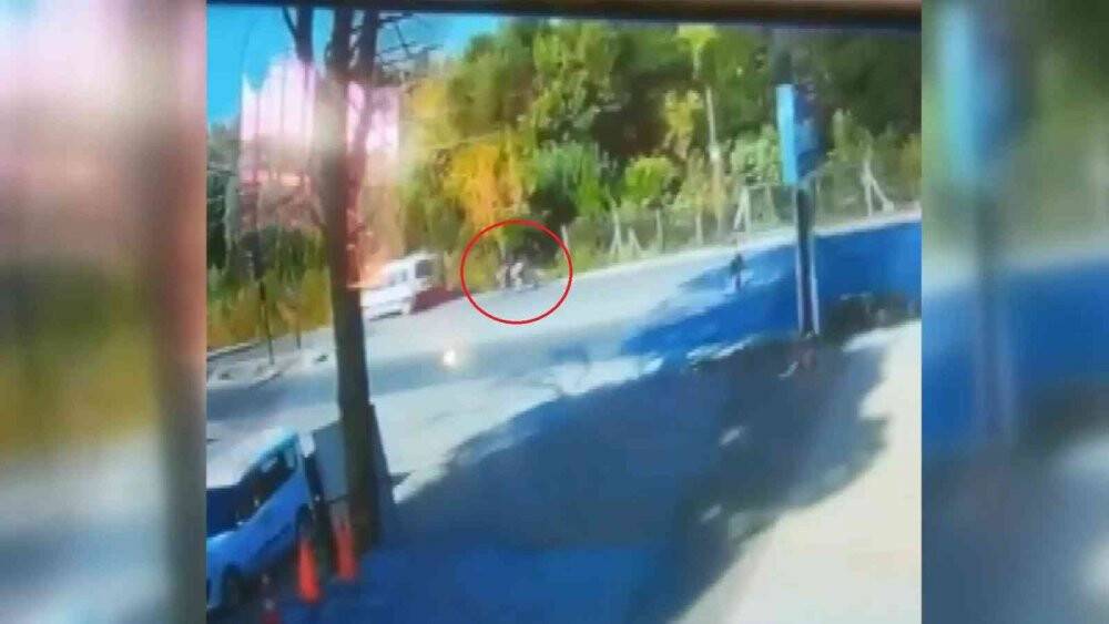 Hatalı dönüş yapan araca çarptı, kask sayesinde kazayı hafif atlattı