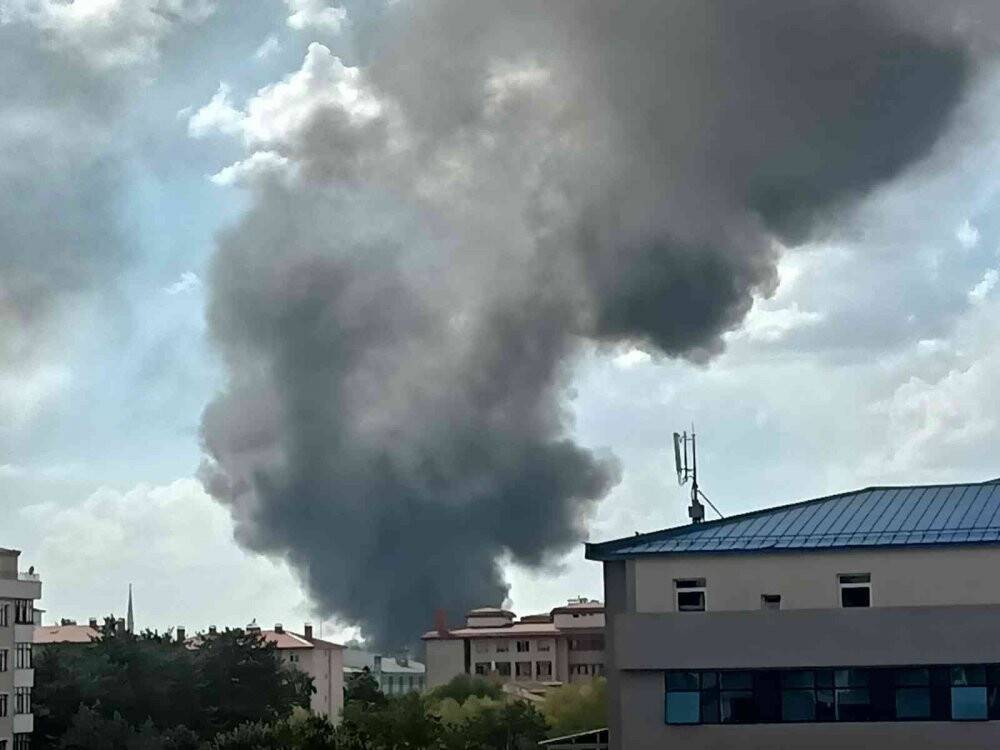 Öğrenci yemekhanesindeki yangında alevler gökyüzünü sardı