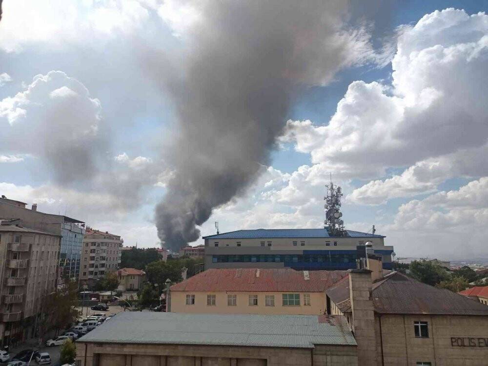 Öğrenci yemekhanesindeki yangında alevler gökyüzünü sardı