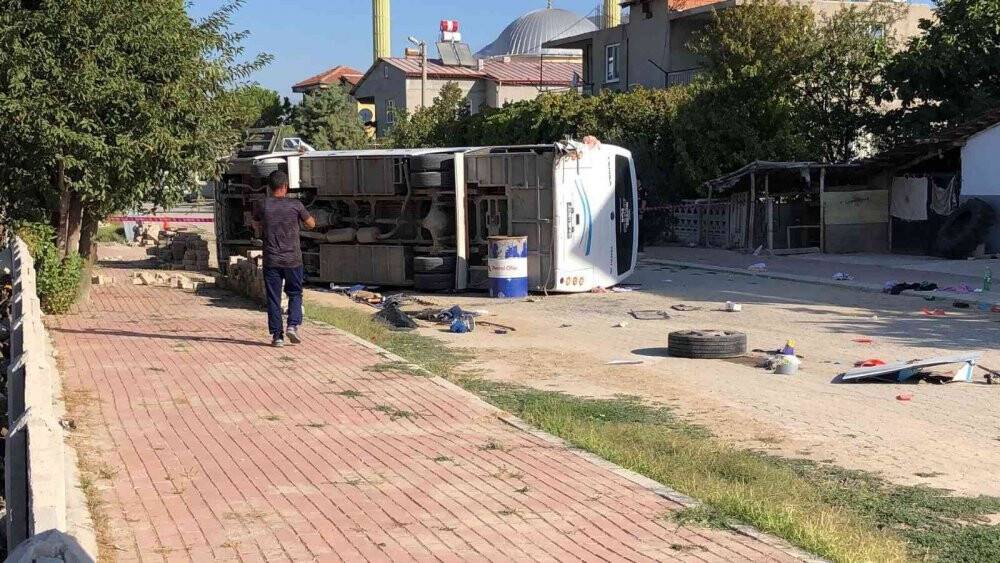 Tır kontrolsüz kavşakta işçi servisine çarptı: 2’si ağır 17 kişi yaralandı