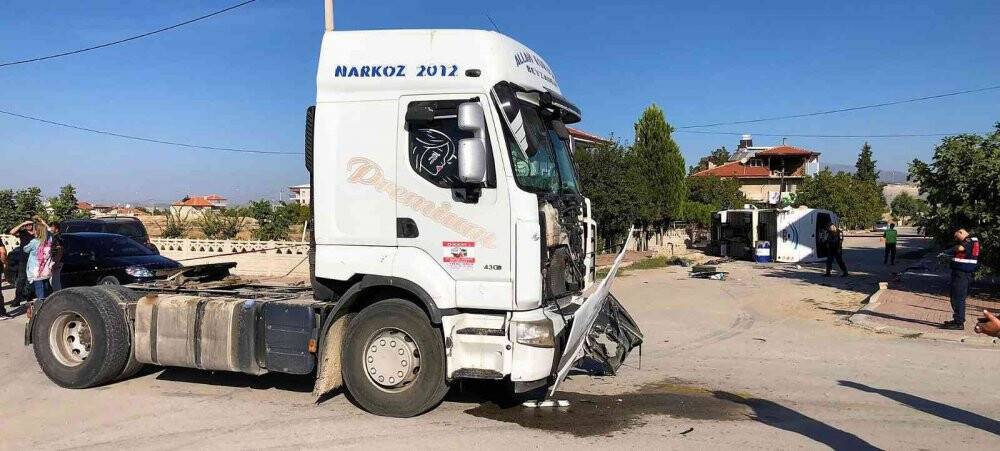 Tır kontrolsüz kavşakta işçi servisine çarptı: 2’si ağır 17 kişi yaralandı