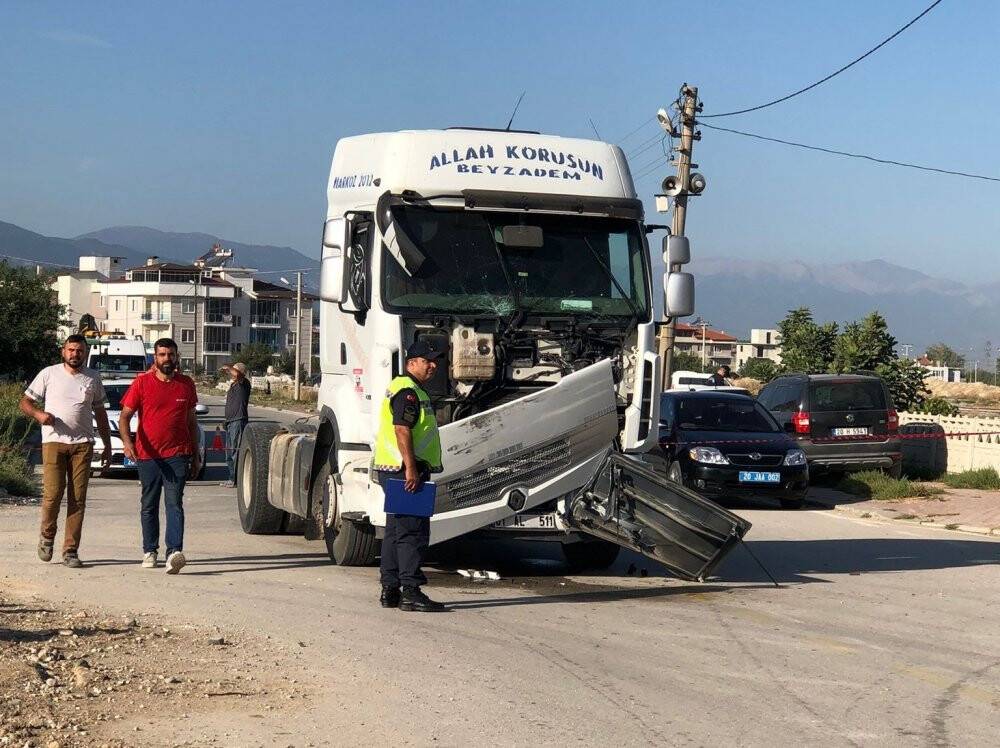Tır kontrolsüz kavşakta işçi servisine çarptı: 2’si ağır 17 kişi yaralandı