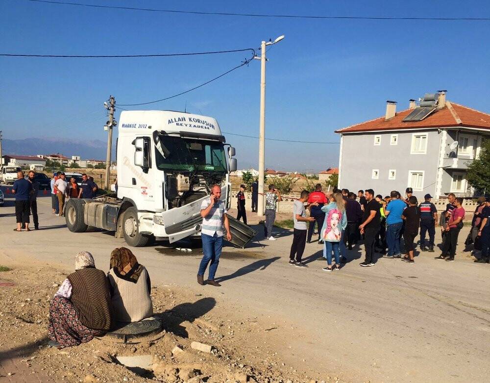 Tır kontrolsüz kavşakta işçi servisine çarptı: 2’si ağır 17 kişi yaralandı