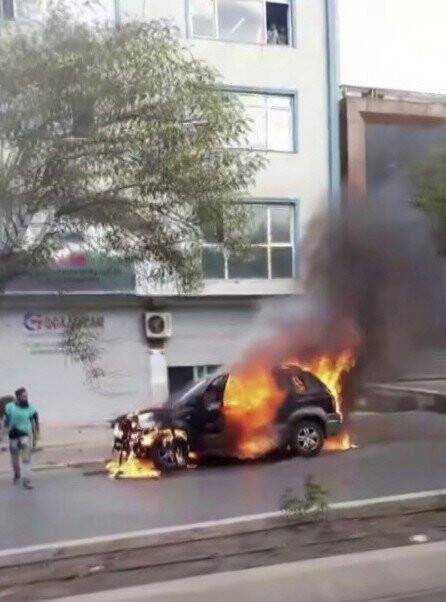Ümraniye’de cinnet getiren şahıs aracını ateşe verdi: 1 ölü, 3 yaralı