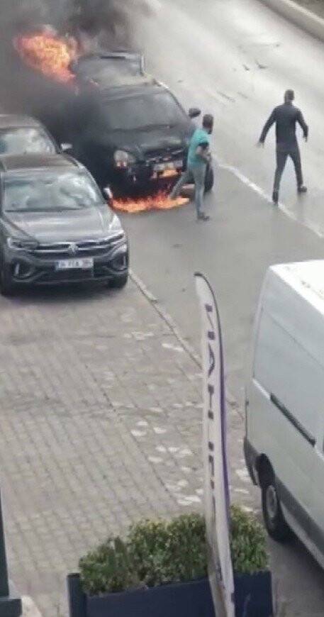 Ümraniye’de cinnet getiren şahıs aracını ateşe verdi: 1 ölü, 3 yaralı