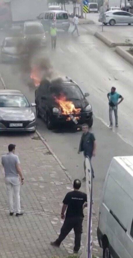 Ümraniye’de cinnet getiren şahıs aracını ateşe verdi: 1 ölü, 3 yaralı
