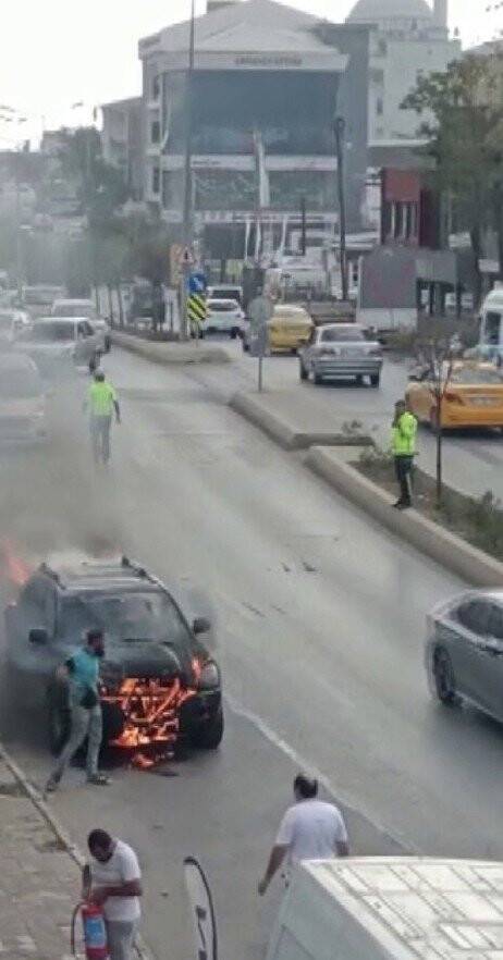 Ümraniye’de cinnet getiren şahıs aracını ateşe verdi: 1 ölü, 3 yaralı