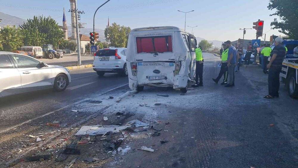 Zincirleme trafik kazası 1 ölü 6 yaralı
