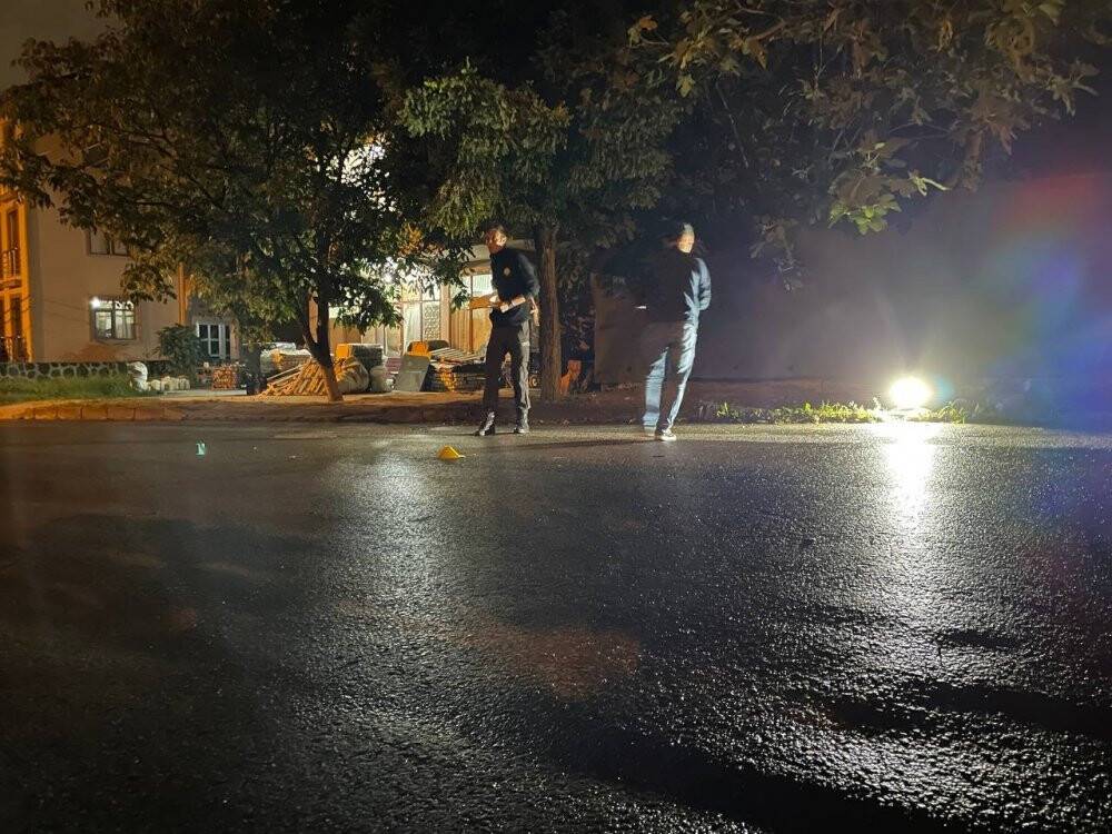 Cenaze evine taziyeye giden 2 arkadaşa otomobil çarptı: 1 ölü, 1 yaralı