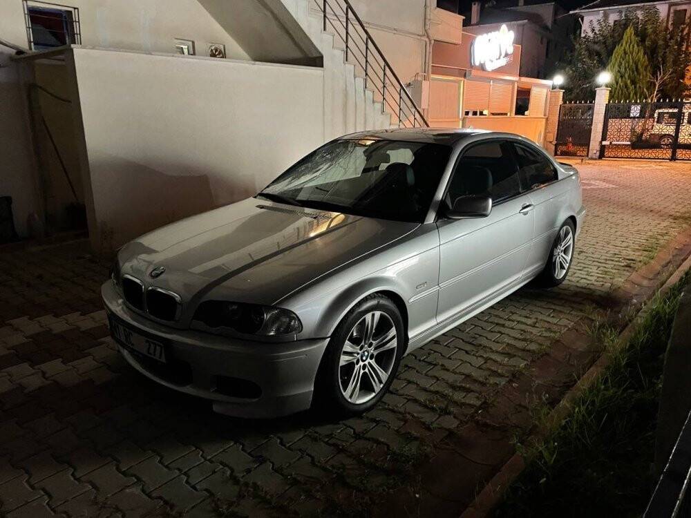 Cenaze evine taziyeye giden 2 arkadaşa otomobil çarptı: 1 ölü, 1 yaralı