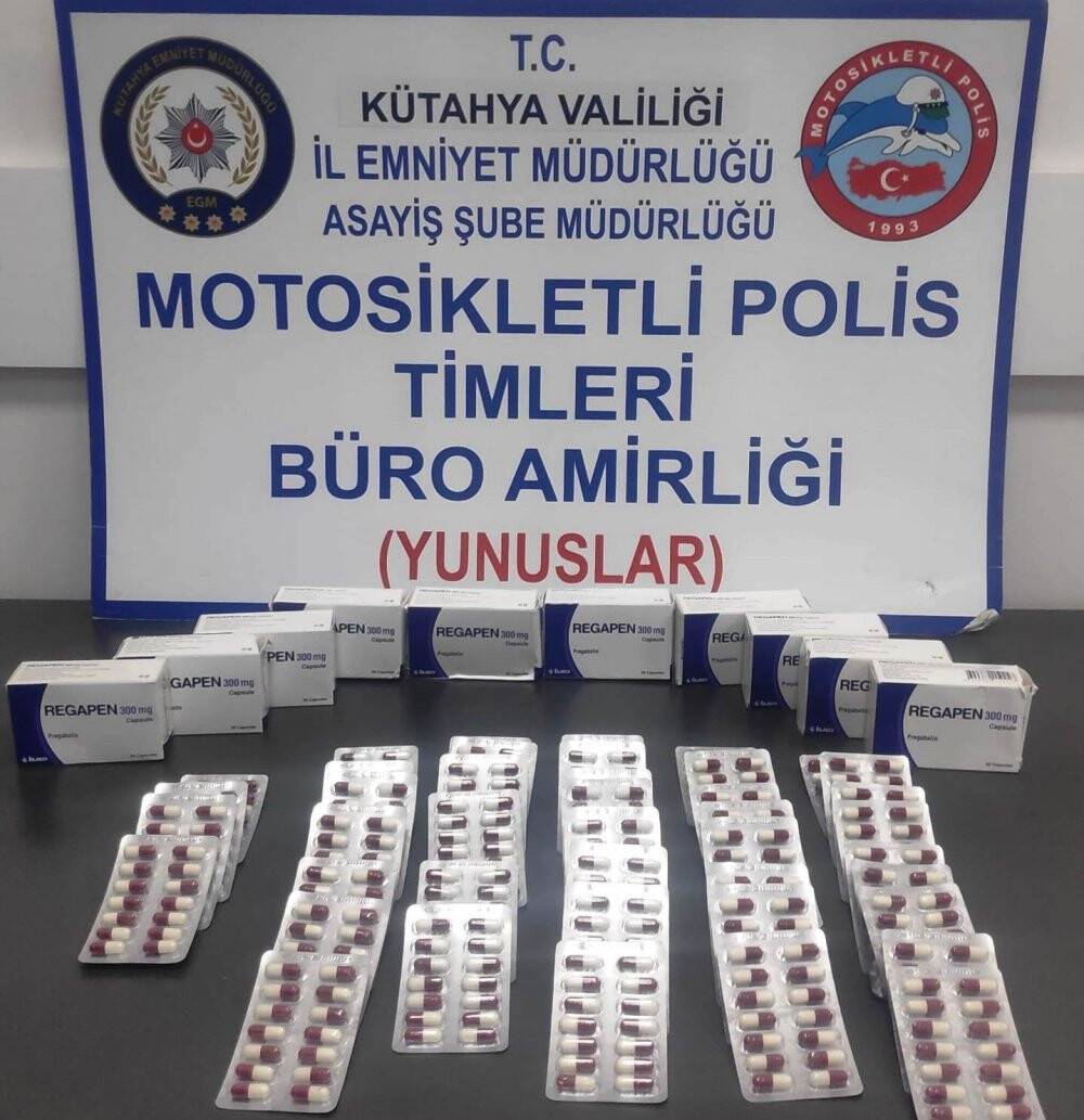 Kütahya’da bir araçta 588 adet sentetik ecza ele geçirildi