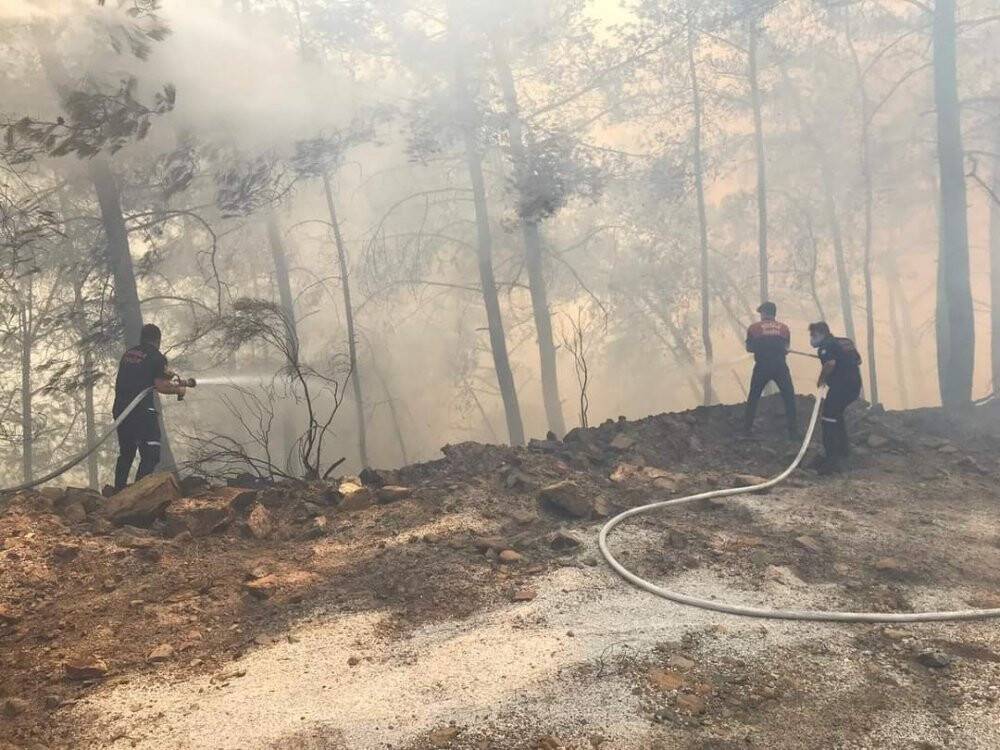 Marmaris yangınına 15 helikopter, 8 uçak müdahale ediyor
