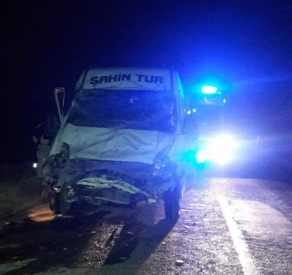 Nallıhan’da traktörle işçi servisi çarpıştı: 7 yaralı