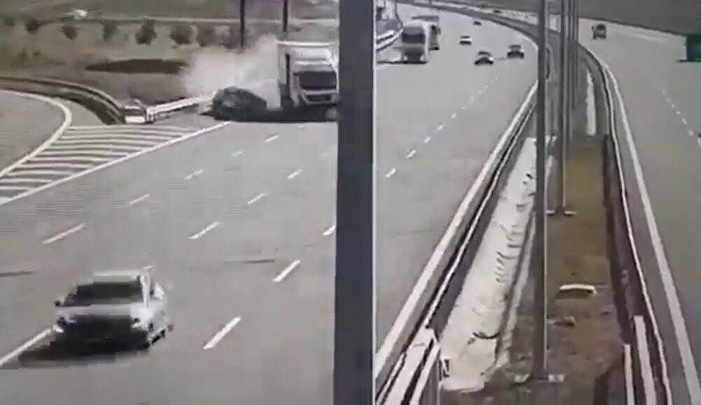 Otoyolda geri manevra yapan İBB aracının şoförü kazada hayatını kaybetti