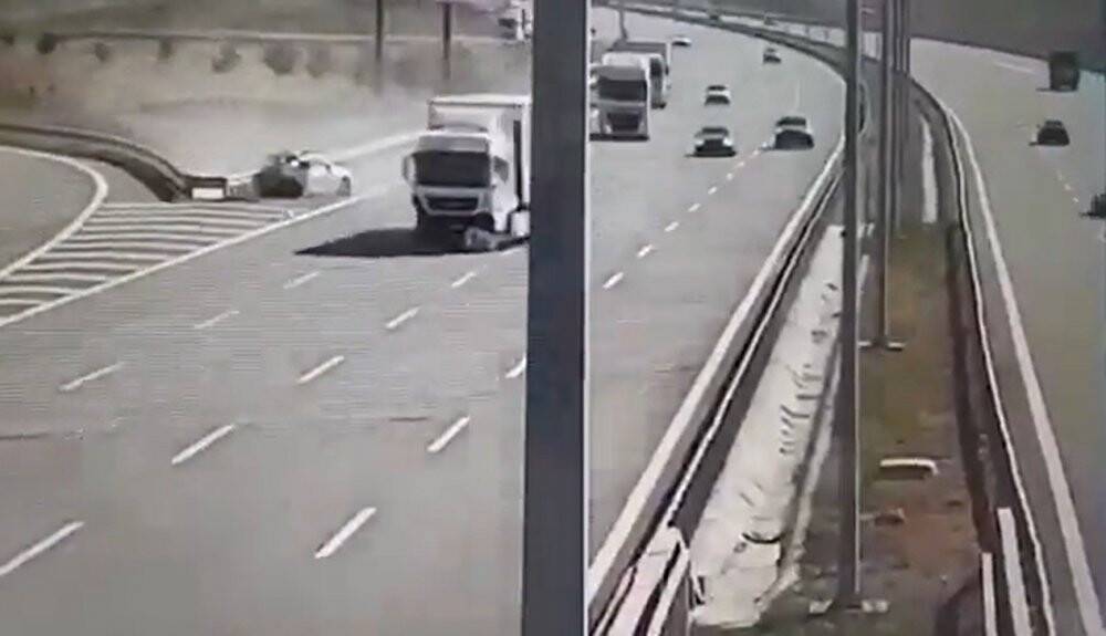 Otoyolda geri manevra yapan İBB aracının şoförü kazada hayatını kaybetti