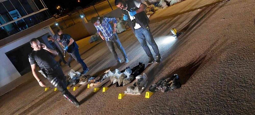 Polis kapıya dayanınca uyuşturucuları ve paraları 6. kattan aşağıya attılar