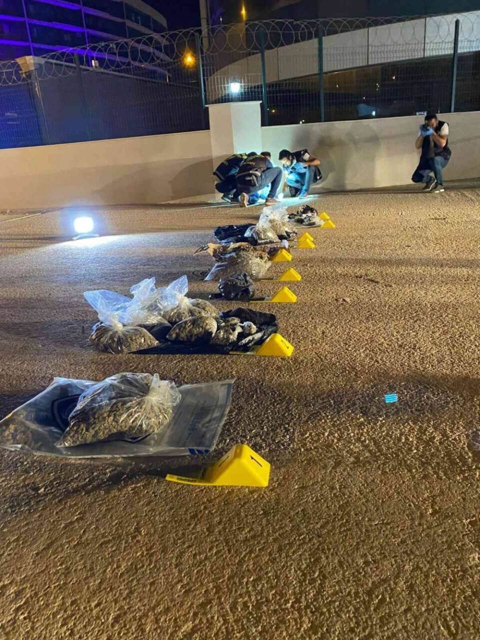 Polis kapıya dayanınca uyuşturucuları ve paraları 6. kattan aşağıya attılar