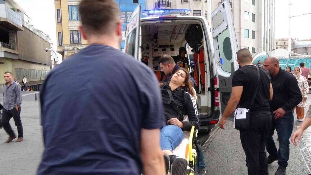 Şeker krizine giren kadın turist Taksim’de yere yığıldı, yardımına polis koştu